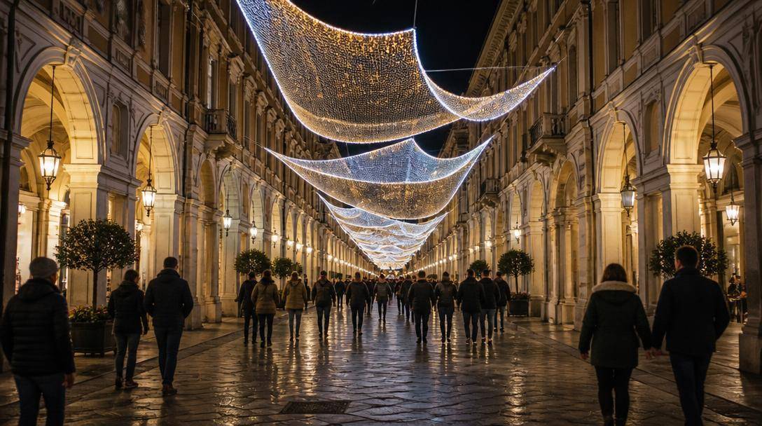Strada storica di Torino illuminata da un'installazione artistica sospesa sopra i passanti